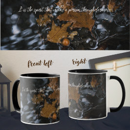 Blätter und Eichen aus Eiche in dunklen Gewässern Tasse