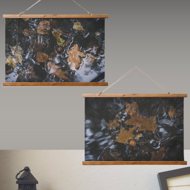 Blätter und Eichen aus Eiche in dunklen Gewässern Wandteppich Mit Holzrahmen (Von Creator hochgeladen)