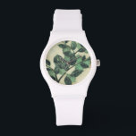 Blätter und Verzweigungen auf dem Hintergrund der  Armbanduhr<br><div class="desc">Lebhafte grüne Blätter und Zweige Erholung auf einem cremefarbenen Hintergrund in diesem Bild von Jennifer Goldberger. Während die Jahreszeit die Farben auf diesen Blätter ändert,  bleibe das gleiche,  was ein wenig Konsistenz in Ihr Leben bringt.</div>