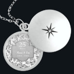 Blätter zum 25. Hochzeitstag Medaillon<br><div class="desc">Lieblich Sterling silber 25. Hochzeit Jubiläum Halskette mit eleganten Blätter von silberner Blumengrenze auf weißem Hintergrund. Silber graues Banner mit Text sagt 25 Jahre. Der untere Textbereich kann von Ihnen mit Namen und Jahresinformationen angepasst werden.</div>