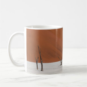 BLATTLOSER BAUM AUF WEIßEM SCHNEEBEDECKTEN BODEN W KAFFEETASSE