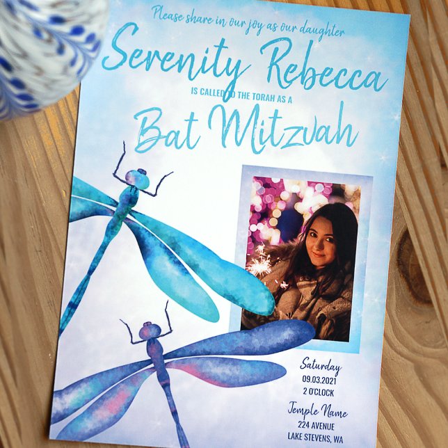 Blau, Aqua Dragonfly Bat Mitzvah Einladung (Turquoise and blue whimsical dragonflies bat mitzvah invitation with photo)