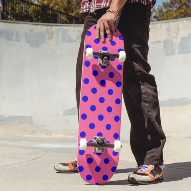 Blau auf rosa Polka Dots Design Skateboard (Von Creator hochgeladen)