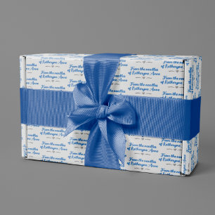 Blau aus den Nadeln des Papierumschlags entfernen Geschenkpapier