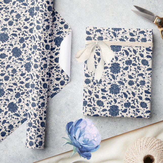 Blau/cremig Weiß Vintages, wirbelndes Blumenmuster Geschenkpapier (Elegant blue and creamy white wrapping paper, featuring a lovely vintage floral botanical pattern!)