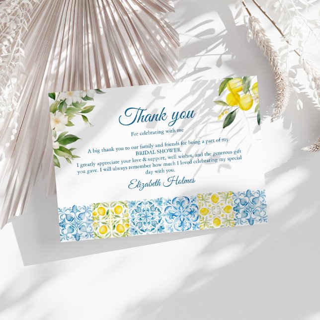 Blau-Fliesen und Zitronen-Brautparty Dankeskarte (Mediterranean Blue Tiles and Lemons Bridal Shower Thank You Card on a sunny white table.)