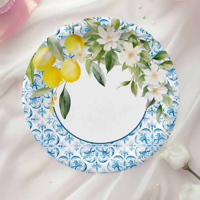 Blau-Fliesen und Zitronen-Brautparty Pappteller (Mediterranean Blue Tiles and Lemons Bridal Shower Paper Plates on a table with a white rose.)