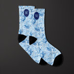 Blau floral Inspiriert Monogramm Socken<br><div class="desc">Machen Sie sich auf Ihrer Hochzeit ein Statement mit unseren Blue Floral Inspiriert Monogram Socken. Das schöne blaue monogrammatikalische Blumendesign verleiht dem Ganzen eine Touch von Charme und Eleganz. Stellen Sie sicher,  dass Sie unsere koordinierende Nackenschleife für ein poliertes Ensemble Karo.</div>