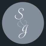 Blau für Hochzeitssattel, Bookmarklet Umschlag Auf Runder Aufkleber<br><div class="desc">Schieferblau Umschlag Aufkleber Aufkleber mit den Initialen von Braut und Bräutigam. Wenn Sie dieses Design in einem anderen Stil oder Farbe sehen möchten,  schreiben Sie mir an orchardgreetings@gmail.com. Ich helfe Ihnen gerne.</div>