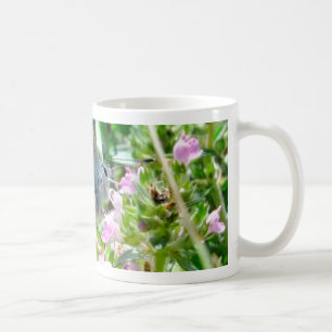 Blau gelb mit schwarzen Flecken Schmetterling auf Kaffeetasse