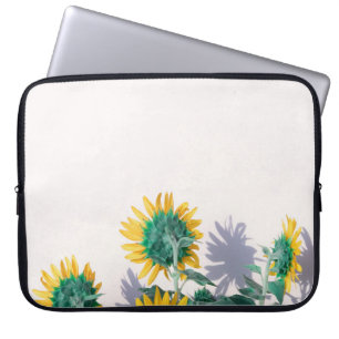 Blau-gelbe Blumen an der weißen Wand Laptopschutzhülle