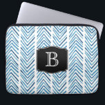 Blau gestrichene Chevrons Muster mit Monogramm Laptopschutzhülle<br><div class="desc">Dieses Zickzack,  ansprechende Muster mit einem Stammeffekt ist ein personalisiertes Monogramm,  das Sie mit Ihrem ersten oder anderen gewünschten Text bearbeiten können.</div>