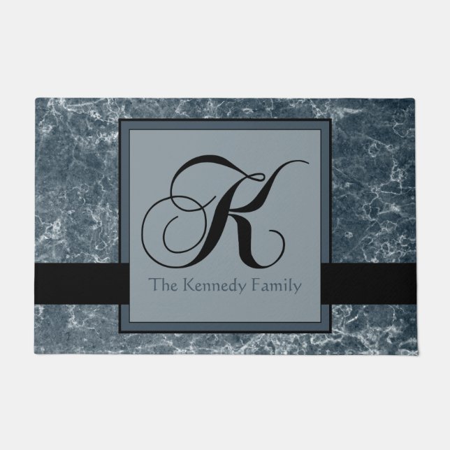 Blau-graues Marmormuster Schwarzes Monogramm K Nam Fußmatte (Vorderseite)