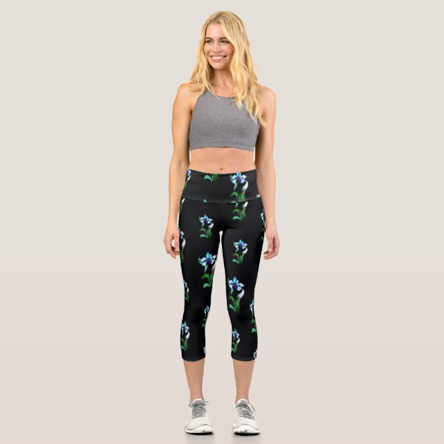 Blau-grüne Neonfarben-Blume auf schwarz Capri Leggings (Vorderseite)