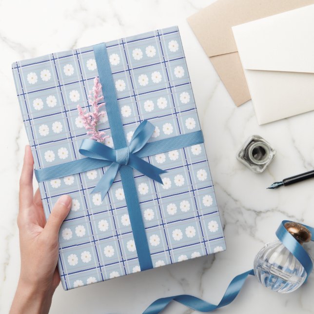Blau kariertes Gänseblümchen-Muster Geschenkpapier (Schenken)