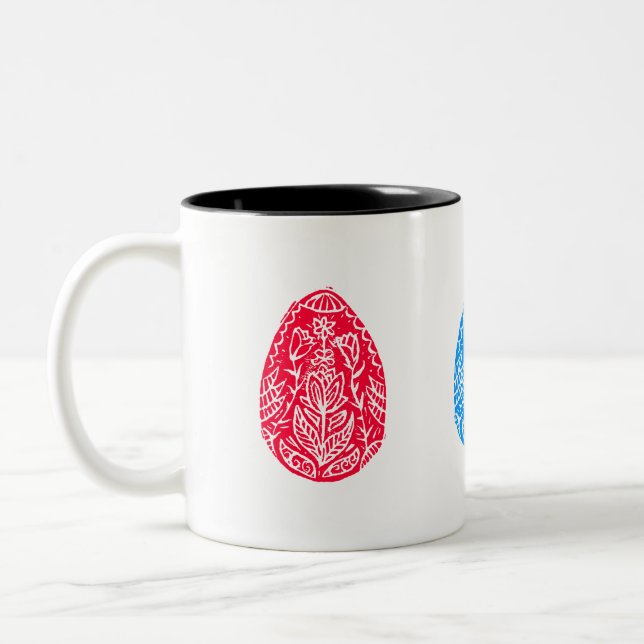 Blau/rot/gelb Rustikale Osterneier Linocut Zweifarbige Tasse (Links)