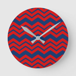 Blau-rotes Chevron-Musterdesign Runde Wanduhr