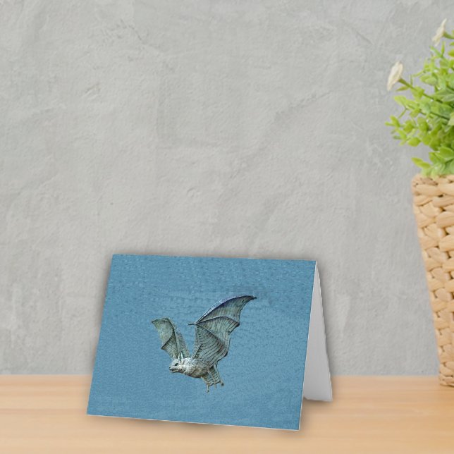 Blau-Schläger des Fliegen-3D Karte (Spooky flying blue bat white face on blue notecards.)