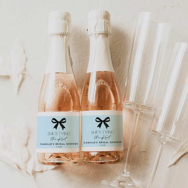 Blau Sie bindet den Knoten (Blue She's Tying the Knot bridal shower mini champagne label)