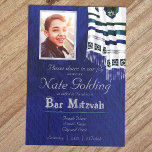 Blau, Silber, Aquamarines Tallit Bar Mitzvah Einla Einladung<br><div class="desc">Ankündigen Sie Ihre Bar Mitzvah mit lebhaften Gebetshaweln über dunkelblauem Pinselstrich Textur. Vivid blaue Bar Mitzvah-Vorlagen mit gestreiften Tallit und Torah-Scroll, Rücksendeadressen-Aufklebern und anderen blauen und/oder grünen Bar Mitzvah-Accessoires runden das Aussehen einer modernen traditionellen Feier ab. Auf allen Karten dieser Kollektion sind silberfarbene, aquamarine, königsblaue und helle grüne Tips zu...</div>