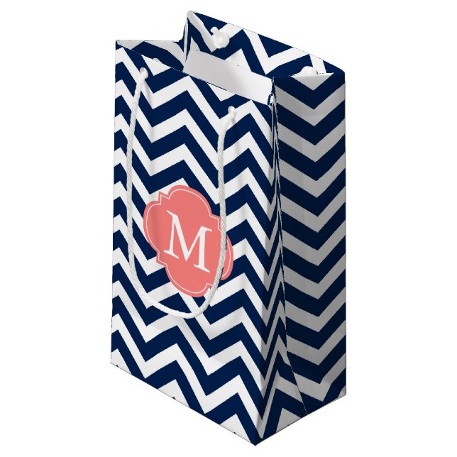 Blau und Coral Zigzag Muster Monogram Kleine Geschenktüte (Vorderseite Schrägansicht)