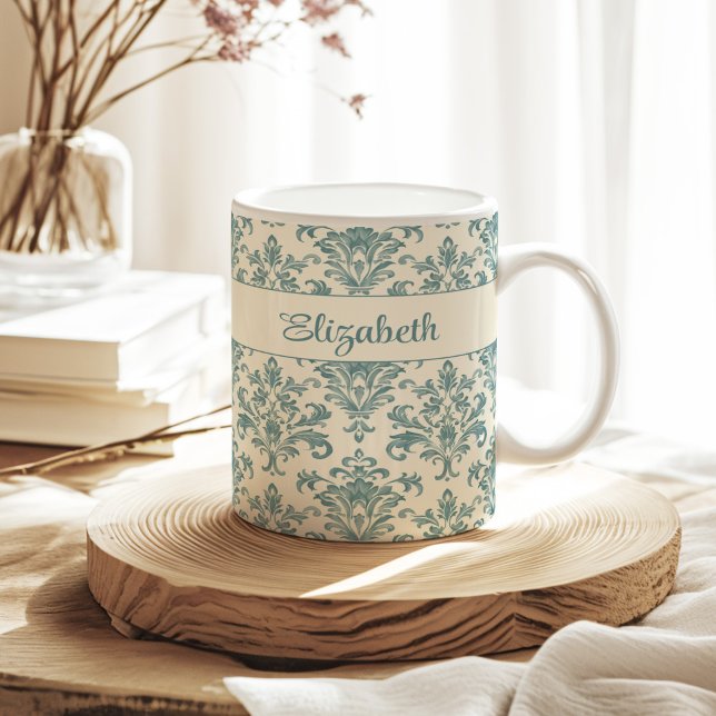 Blau und Creme Vintag Damask Individuelle Name Kaffeetasse (Blue and Cream Vintage Damask Custom Name Coffee Mug on a sunny neutral boho kitchen.)