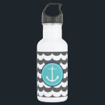 Blau und Grau Anchor mit Wellenmuster Edelstahlflasche<br><div class="desc">Niedlicher Anker mit Zickzack Wellen. Passen Sie es mit Ihrem Monogramm an! Oder bestellen Sie einfach das Muster wie es ist! Kundenspezifische Designanfragen werden akzeptiert. Klicken Sie auf den oben stehenden Link und lass mir, was Sie möchten. Ich kann fast alles in meinem Shop ändern, einschließlich der eigenen Farben und...</div>