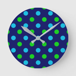 Blau und Grün auf Navyblau Punkte-Muster  Runde Wanduhr