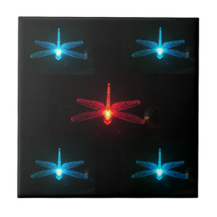 Blau und rote glühende Libellenfliese Fliese