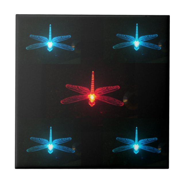 Blau und rote glühende Libellenfliese Fliese (Vorderseite)