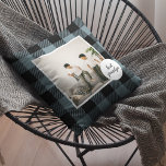 Blau und Schwarz Kariert bester Opa-Geschenk mit F Kissen<br><div class="desc">Dieses blaue und schwarze Karierte Grandpa-Geschenk ist eine durchdachte und einzigartige Art, Ihre Wertschätzung und Liebe für Ihren Großvater zu zeigen.Der Rahmen ist aus einem hochwertigen, blauen und schwarzen karierten Stoff, der ihm ein rustikales und charmantes Gefühl gibt. Die Worte "Bester Großvater" werden in fett-weiße Buchstaben auf den Stoff bestickt,...</div>