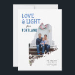 Blau und Weiß Liebe und Licht aus Maine Feiertagskarte<br><div class="desc">Sie sind stolz, aus Maine zu sein, schicken Sie in dieser Urlaubssaison einen leichten Staatsstolz mit dieser Hanukkah-Urlaubskarte mit texturierten Schriftzeichen in Perwinkle Blau und Marine und mit Schneeflocken versehen. Personalisieren Sie mit Ihrer eigenen Nachricht von Beifall, Ort, Jahr, Familienname und drei Ihrer Lieblings-Fotos. Um Ihr Foto, Ihre Farben und...</div>