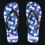 Blau-Weiß-Muster Hochzeitsjungfrau Flip Flops<br><div class="desc">Klassisch blaue und weiße Blumenmuster-Design, das ein unvergessliches Geschenk für die Mitglieder der Hochzeitsfeier ist: Brauenstamm, Brautmädchen, Brautmutter, Trauzeugin... und ein stilvolles Glam zu Ihrem Hochzeitstag, Junggeselinnen-Abschied oder anderen Feiern. Strich Anpassen Sie es mit Ihrer Formulierung durch die Vorlagenfelder. Wenn Sie gewollt haben, um den Stil, die Farbe oder die...</div>