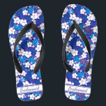Blau-Weiß-Muster Hochzeitsjungfrau Flip Flops<br><div class="desc">Klassisch blaue und weiße Blumenmuster-Design, das ein unvergessliches Geschenk für die Mitglieder der Hochzeitsfeier ist: Brauenstamm, Brautmädchen, Brautmutter, Trauzeugin... und ein stilvolles Glam zu Ihrem Hochzeitstag, Junggeselinnen-Abschied oder anderen Feiern. Strich Anpassen Sie es mit Ihrer Formulierung durch die Vorlagenfelder. Wenn Sie gewollt haben, um den Stil, die Farbe oder die...</div>