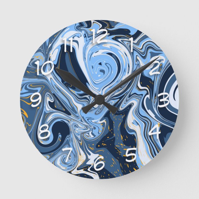 Blau, Weiß und Gold Wirbel Fluid Art Runde Wanduhr (Vorderseite)