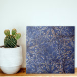 Blau-Weiß-Vintag-Weißkalkstein-Look Fliese<br><div class="desc">Schönes und einzigartiges Design der Keramik,  mit einem Vintagen Damast-Muster auf einem dunkelblauen,  weiß gekalkten Steinhintergrund.</div>