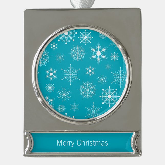Blau & Weiß Weihnachtsschneeflocken Muster Banner-Ornament Silber (Vorderseite)