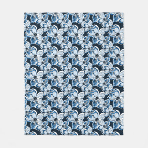 Blau-weiße Blume auf schwarzem Hintergrund. Fleecedecke