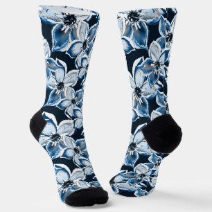Blau-weiße Blume auf schwarzem Hintergrund. Socken