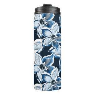 Blau-weiße Blume auf schwarzem Hintergrund. Thermosbecher