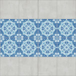 Blau-weiße Fliesen mit Blumenmotiv<br><div class="desc">Diese Keramik-Kachel erinnert an ein Gefühl von klassischer Eleganz und verzierter Schönheit. Die feinen blauen Muster auf weißem Hintergrund schaffen einen auffallenden visuellen Kontrast, der das Auge zeichne. Die Farbpalette ist schlicht und dennoch elegant und setzt vor allem auf Blau vor einem knalligen, weißen Hintergrund. Die Verwendung verschiedener blauer Farbtöne...</div>