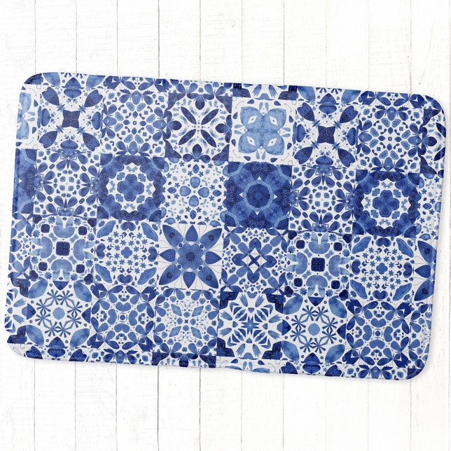 Blau-weiße Fliesenmuster Aquarell Badematte (Blue and white watercolor 
Mediterranean tile pattern bath mat)