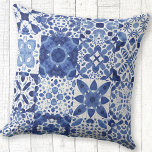 Blau-weiße Fliesenmuster Aquarell Kissen<br><div class="desc">Hübsches indigoblau-weiße Fliesenmuster in Aquarellfarbe. Originelle Kunst von Nic Squirrell.</div>