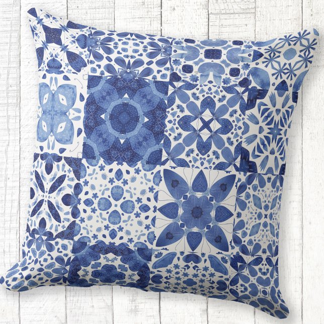 Blau-weiße Fliesenmuster Aquarell Kissen (Blue and white watercolor 
Mediterranean tile pattern outdoor throw pillow)