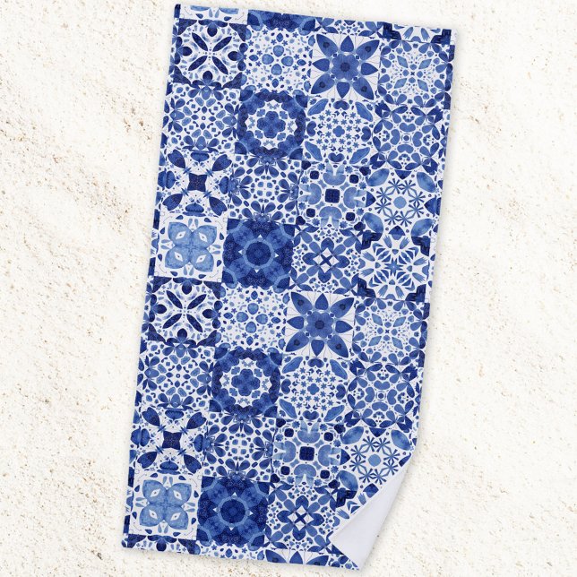 Blau-weiße Fliesenmuster Aquarell Strandtuch (Blue and white watercolor 
Mediterranean tile pattern beach towel)