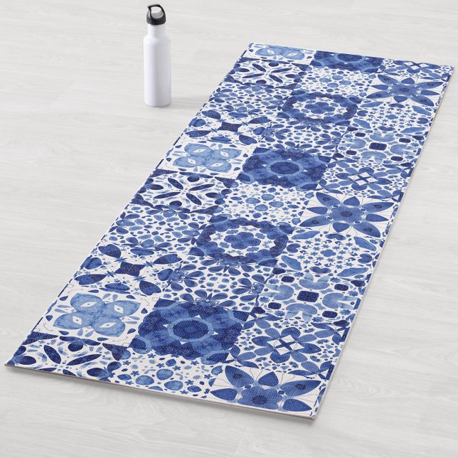 Blau-weiße Fliesenmuster Aquarell Yogamatte (Blue and white watercolor 
Mediterranean tile pattern yoga mat)