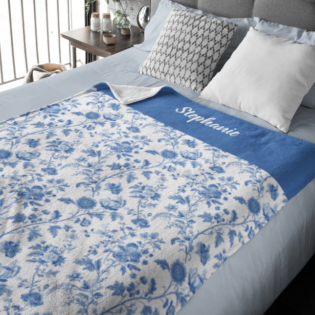 Blau-weiße Vintage-Blumenmuster mit personalisiert Fleecedecke (Add name to personalize. Matching items available)