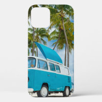 Blau-weißer Lieferwagen am Strand