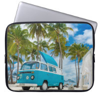 Blau-weißer Lieferwagen am Strand