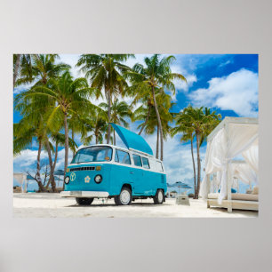 Blau-weißer Lieferwagen am Strand Poster